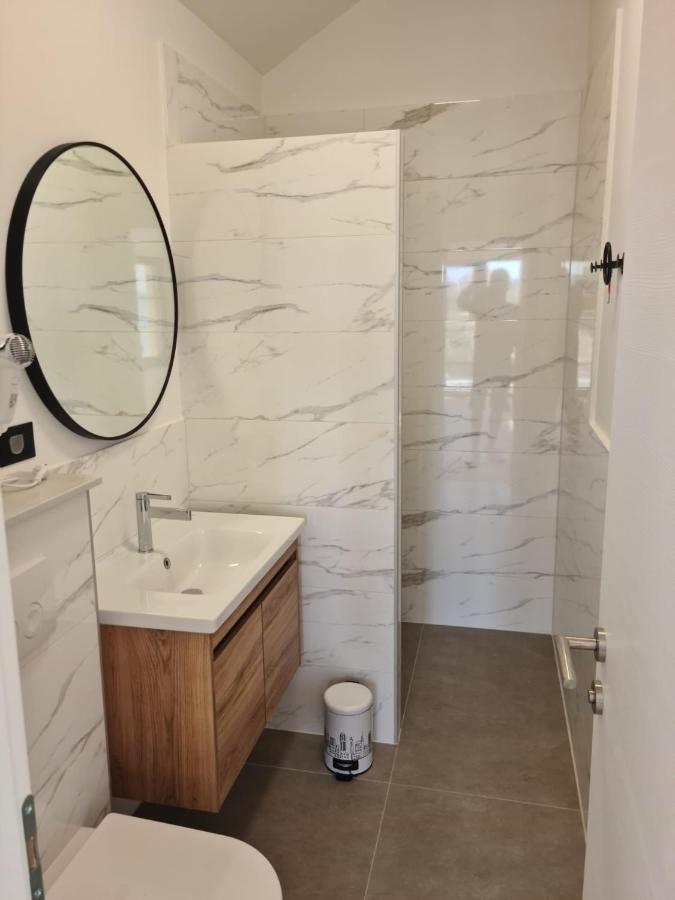 Appartments Akrapovic Vrsi Bagian luar foto